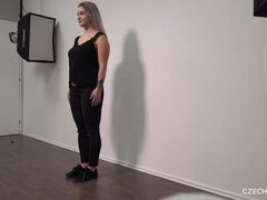 Ερασιτέχνης, Τσέχα, Σε στάση σκύλου στα τέσσερα, Μαλακία με το δάχτυλο για γυναίκες, Φυσικά βυζιά, Λάδι, Πρώτου προσώπου, Τατουάζ