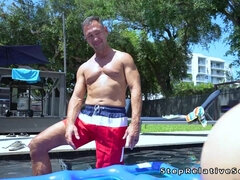 Bikini, Kukk suging, Brunette, Familie, Hardcore, Utendørs, Basseng, Tenåring