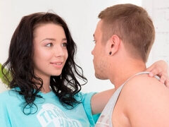 Anális szex, Hatalmas hátsó, Cumizás, Gesztenyebarna, Kutya póz, Rövid haj, Vékony, Tini