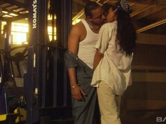 Brunett, Piercing, Verklighet