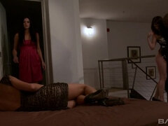 Anal, Brunette brune, Tir de sperme, Double pénétration, Le plan cul à quatre, Groupe, Interracial, Tatouage