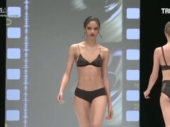 Américain, Européenne, Lingerie, Maman, Maigrichonne, Softcore, Nénés, Sous la jupe