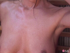 Grote mammen, Bruinharig, Masturbatie, Moeder die ik wil neuken, Natuurlijke tieten, Kut duiken, Saunazaal, Nat