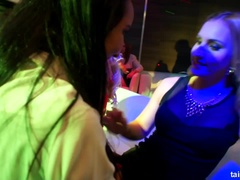 Blond, Klubb, Dukke, Raseblandet, Kyssing, Lesbisk, Pornostjerner, Fitte