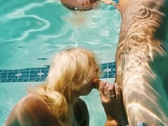 Blondi, Suihinotto, Ulkona, Teini, Tissit