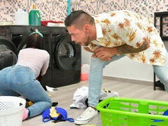 Arschlecken, Bad, Braunhaarige, Hundestellung, Handjob, Küssen, Tätowierung, Jungendliche (18+)