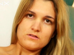 Velike joške, Blondinka, Kolidž, Dekle drka tiča, Naravne joške, Muco, Obrito, Najstnice