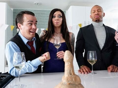 Rumpe, Stor rumpe, Brunette, Bakfra, Runke, Kyssing, Milf, Tattovering