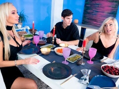 Blond, Kukk suging, Bakfra, Kyssing, Slikking, Naturlige bryster, Fitte, Tenåring