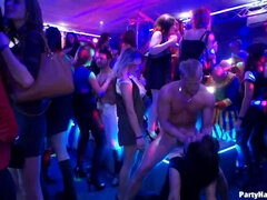 Amateur, Habillées, Dansant, En levrette, Hard, Fête, Jarretelles, Suçant