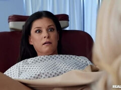 Amerikaner, Dildoen, Doktor, Fingring, Lesbisk, Slikking, Milf, Fitte