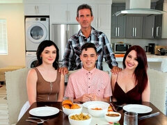 Stor kuk, Avsugning, Brunett, Naturliga tuttar, Fitta, Mager, Tonåring, Tuttar