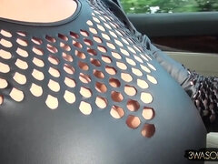 Baben, Stora tuttar, Brunett, Bystig, Bil, Mamma, Monster, Naturliga tuttar