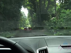 Give finger, Blottere, Orgasme, Udendørs, Lille kvinde, Offentlig, Snugkigger, Våd