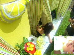 Bikini, Brunetka, Striekanie semena, Dildo, Na tvár, Prirodzené prsia, Pička, Kozičky