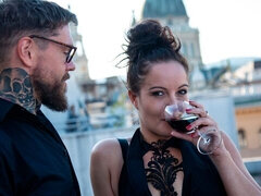 Amatör, Stor stjärt, Stor kuk, Avsugning, Brunett, Doggystyle, Docka, Milf