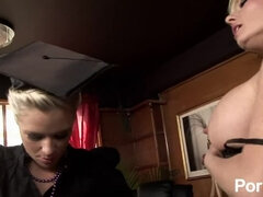 Brytyjski, Hd, Lesbijka, Lizanie, Mamuśka, Naturalne cycki, Trójkąt, Zabawki