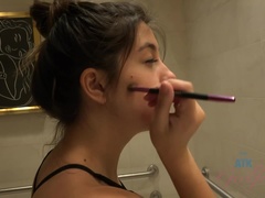 Koupelna, Bikini, Brunetka, Piercing, Pička, Vyholené, Teenka, Kozičky