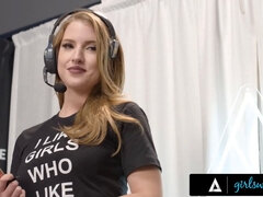 Niogtres, Give finger, Hd, Lesbisk, Naturlige bryster, Fisse, Røvhåret, Hård sex