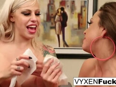 Κώλος, Μεγάλα βυζιά, Ξανθιά, Μελαχροινή, Χύσιμο, Μουνί, Ρουφώντας, Τρίο