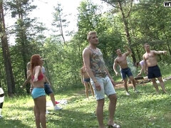 Kisbaba, Ondó fröcskölés, Cseh, Pénisz, Női, Kézimunka, Orgia, Szabadban