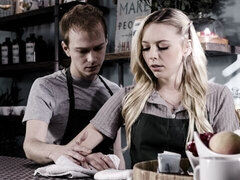 Ξανθιά, Πίπα, Σε στάση σκύλου στα τέσσερα, Γλείψιμο, Ξυρισμένη, Έφηβος, Βυζιά