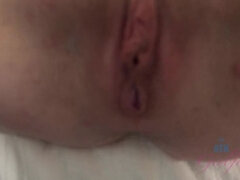 Enthousiasteling, Anaal, Sperma in mond, Sperma in gezicht, Vingeren, Handbeurt, Geschoren, Tieten likken