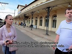 El novio no puede pagar el autob�s, por eso su chica hace trampa