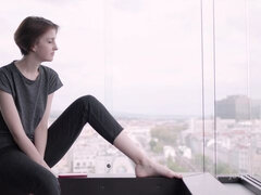 Zadek, Brunetka, Výprask, Nahota, Přírodní prsa, Krátké vlasy, Teenka, Kozičky