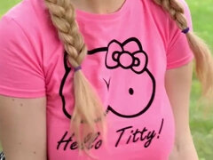 Grote mammen, Brits, Rondborstig, Lesbisch, Natuurlijke tieten, Buiten, Openbaar, Zuigen