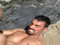 FOLLANDO EN LA PLAYA CON MI SOBRINO JULITO Y UN MIRON. MARIA