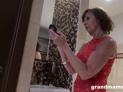 Leie, Geile alte tussi, Oma, Hardcore, Riesendildo, Reif, Spielzeuge, Vibrator