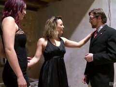 Blondinka, Zunaj, Piercing, Tetovaže, Trojček