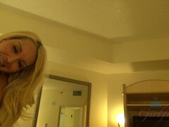 Blonde, Branlette thaïlandaise, Petite amie, Orgasme, Petite femme, Pov, Rasée, Nénés