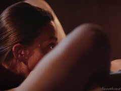 Niemowlę, Duże cycki, Brunetka, Palcówka, Lesbijka, Lizanie, Naturalne cycki, Rzeczywistość