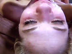 Blondýna, Kuřba, Dávení penisem, Na obličej, Dávení, Drsné akce, Vyhublá, Polykání