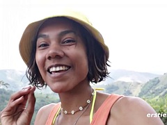 흑갈색 머리, 딜도, 발, 수음, 야외의, 공개적인