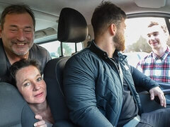 Grosser arsch, Grosser schwanz, Grosse titten, Schwarz, Braunhaarige, Auto, Hundestellung, Milf