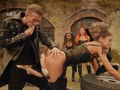 舐める尻, 指いじり, ハードコア, アウトドア, オマンコ, ショートヘア, タトゥー, オッパイの