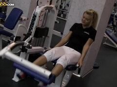 Blondína, Piercing, Na verejnosti