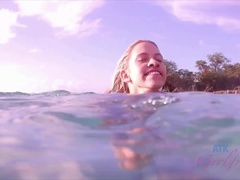 Plage, Exhib, Petite amie, Embrassement, De plein air, Pov, Nénés, Voyeur