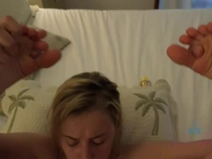 Enthousiasteling, Blond, Sperma shot, Diep in de keel, Fetisj, Voeten fetish, Harig, Tatoeage