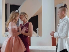 Американки, Жопа, Блондинки, Две девушки, Еда, Натуральные сиськи, Порка, Втроем