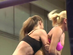 Blondine, Brunette, Klub, Dominerende, Kysse, Slikning, Fisse, Wrestling