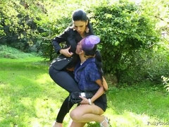 Pukeissa, Fetissi, Lesbo, Paljas, Ulkona, Sukkahousu, Lelut