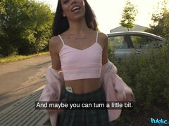 素人, 黒人, フェラチオ, カワイイ, 手コキする, 異人種間, 公共, 靴下