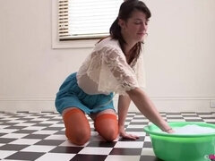 Pepita's Floor Cleaning: A Solo Amateur Experience