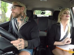 Amatør, Store bryster, Pik sutte, Bil, Hundestilling, Håndjob, Pov, Fisse