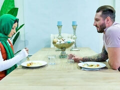 Arab, Stor stjärt, Stor kuk, Avsugning, Doggystyle, Naturliga tuttar, Tonåring, Tuttar