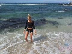 Amateur, Plage, Bikini, Blonde, Masturbation, Mamelons bombés, Chatte, Rasée